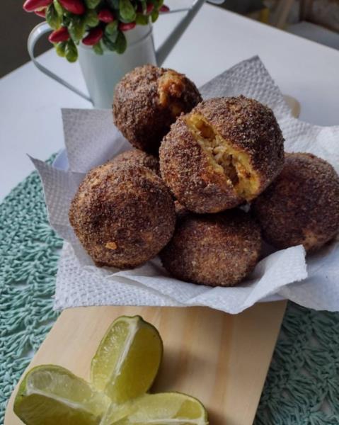 Bolinho de mandioca com frango fit