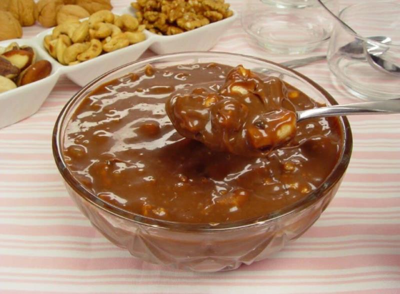 Brigadeiro de colher com nozes e castanhas