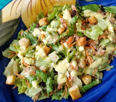 Salada com molho de mostarda e croutons