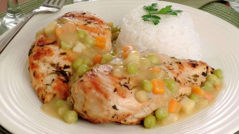 Frango grelhado ao molho de legumes