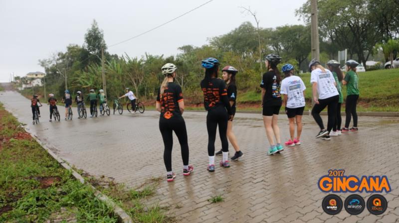 Com frio e chuva, equipes realizam percurso de ciclismo e corrida