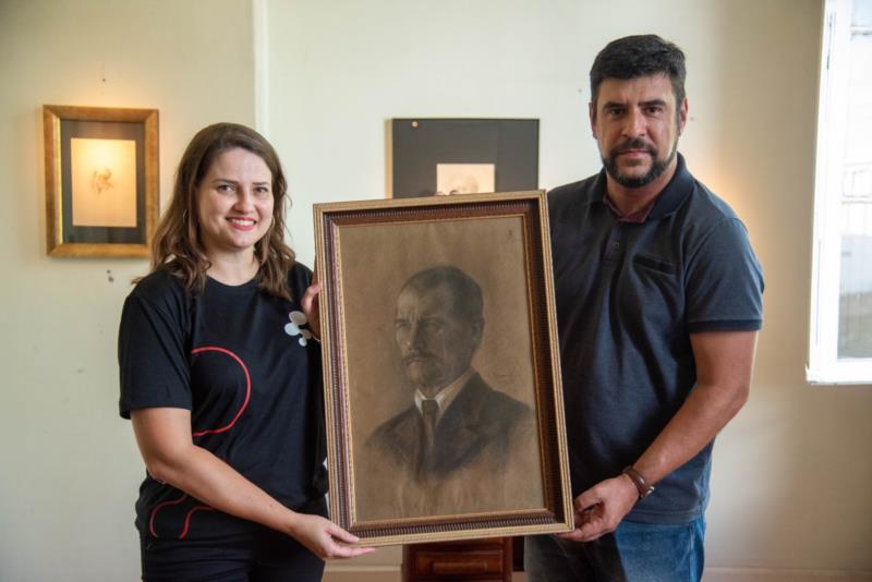 Secretaria de Cultura doa desenho de Regina Simonis à Casa das Artes