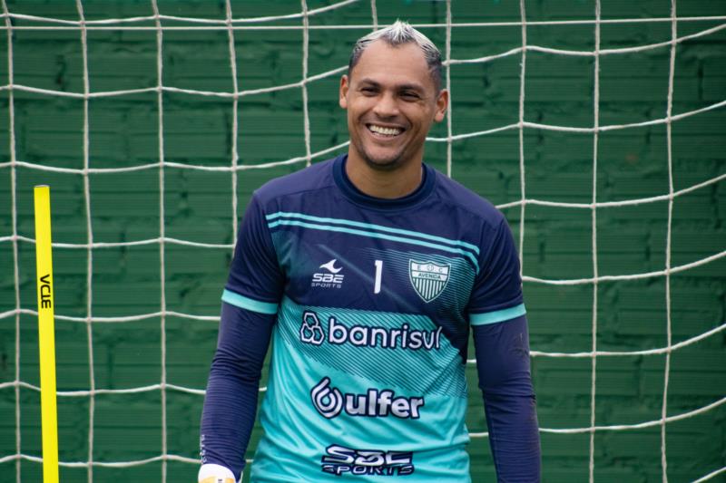 Avenida rescinde contrato com o goleiro Ruan Carneiro