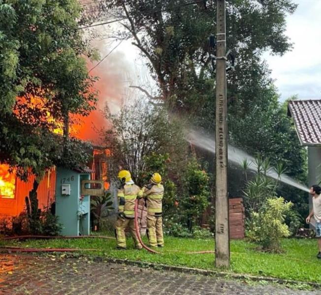 Corpo de Bombeiros utiliza 16 mil litros de água para conter incêndio em residência no Vale do Taquari