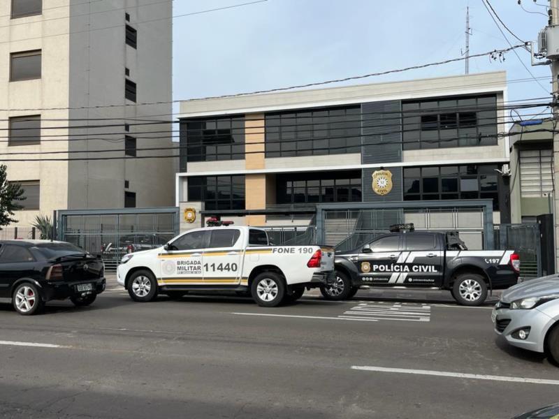 Dupla armada rouba moto em frente ao Parque da Oktoberfest