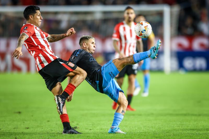 Com um a menos, Grêmio vence o Estudiantes e reage na Libertadores