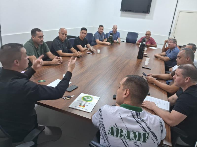 Presidente de associação visita Santa Cruz para discutir demandas do efetivo militar na região