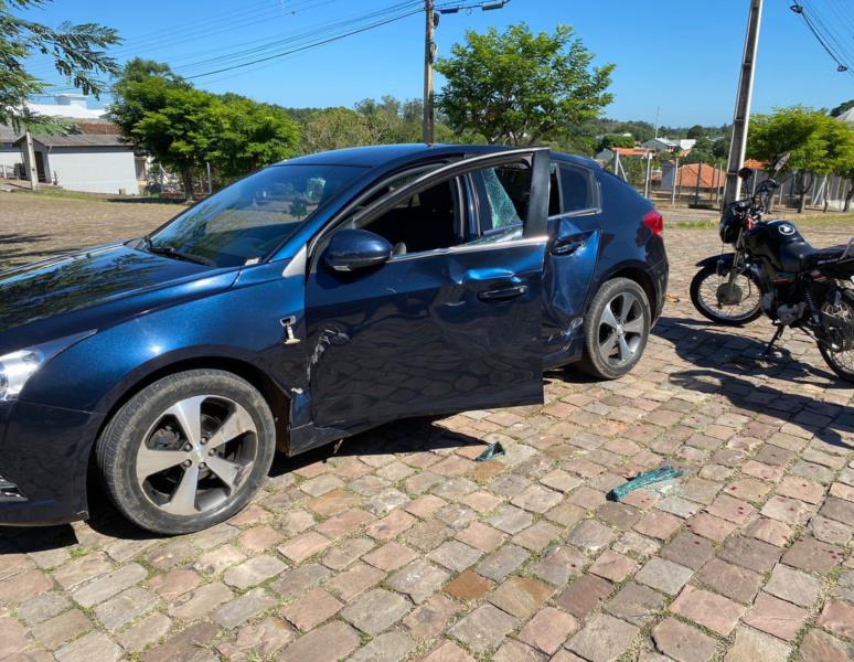 Acidente entre automóvel e moto é registrado no Centro de Vera Cruz