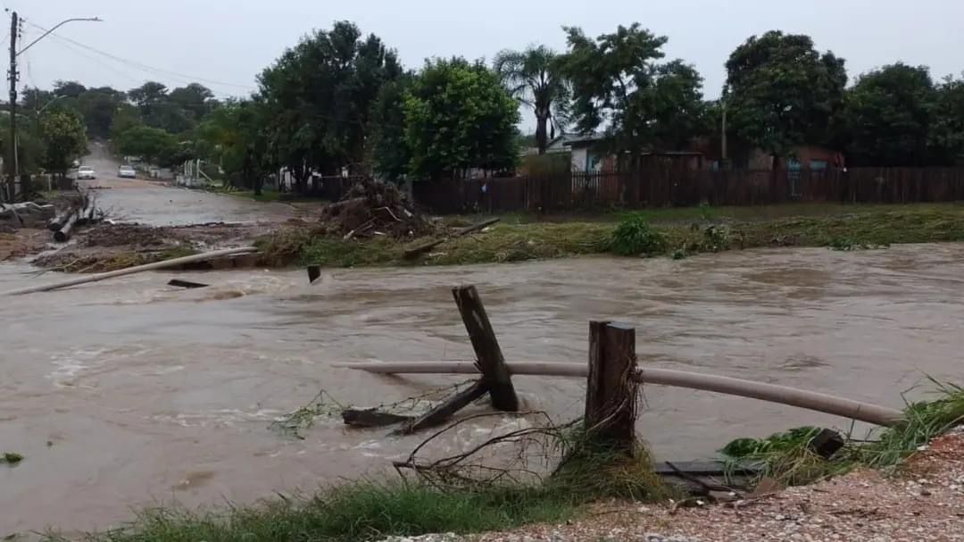 Homem morre eletrocutado após ter casa alagada em Pantano Grande