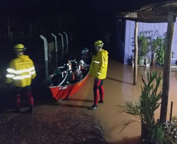 Família é resgatada de barco pelos bombeiros após residência ficar alagada em Venâncio Aires