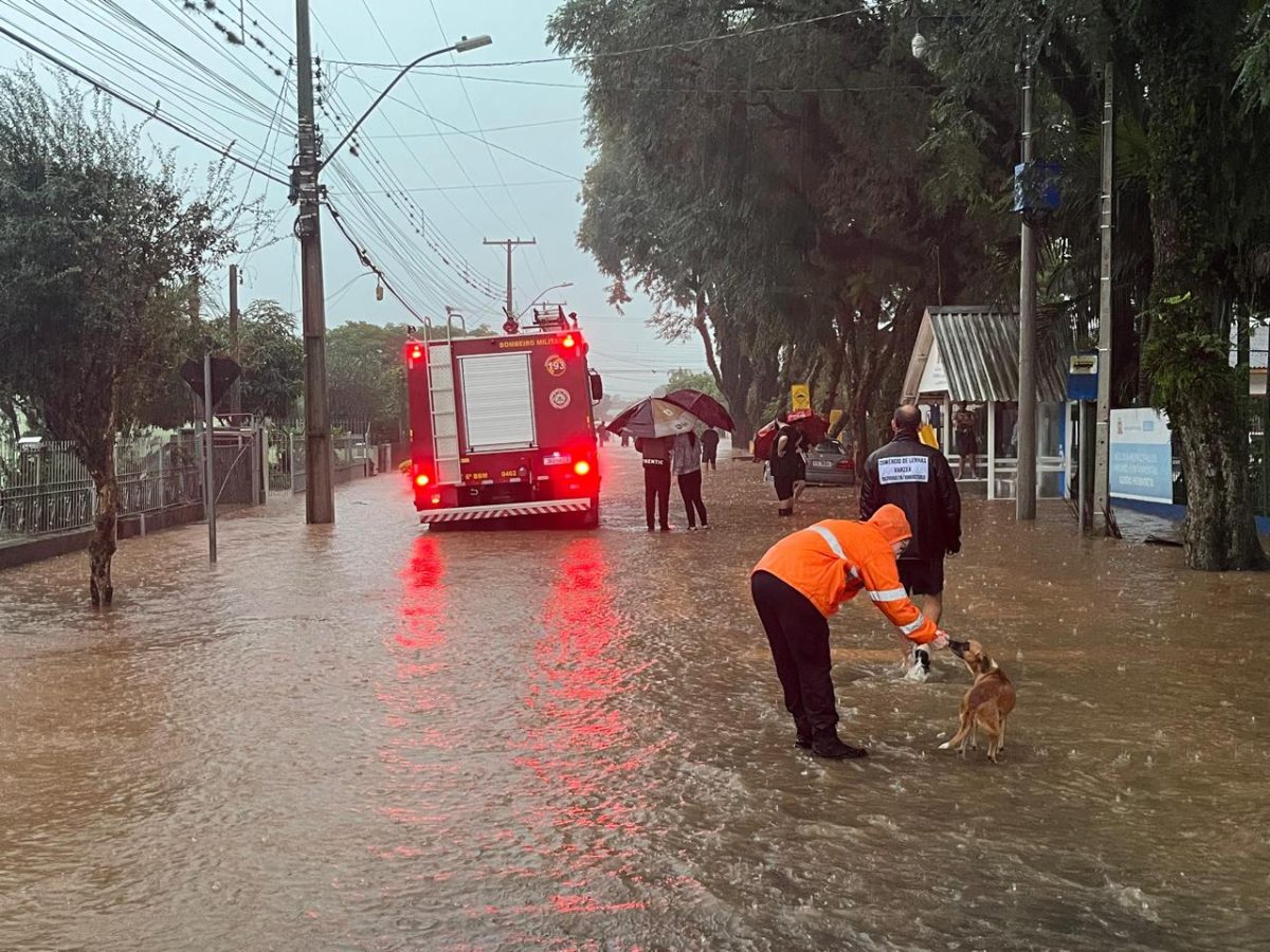 Óbitos causados pela enchente no RS chegam em 107