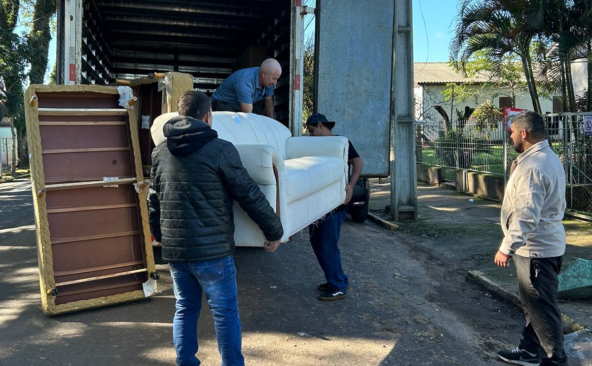 Entrega de móveis para famílias vítimas da enchente inicia em Santa Cruz