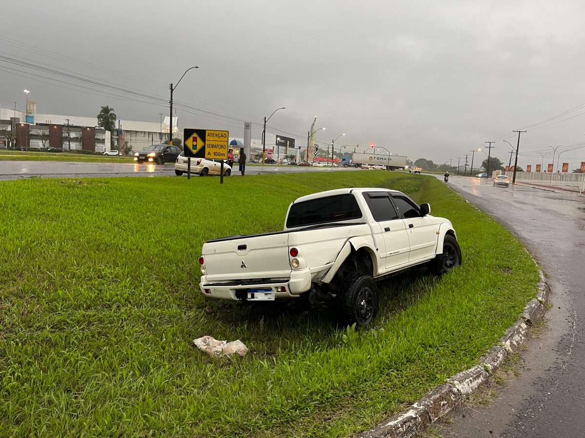 Caminhonete cai em vala após acidente com carro na BR-471