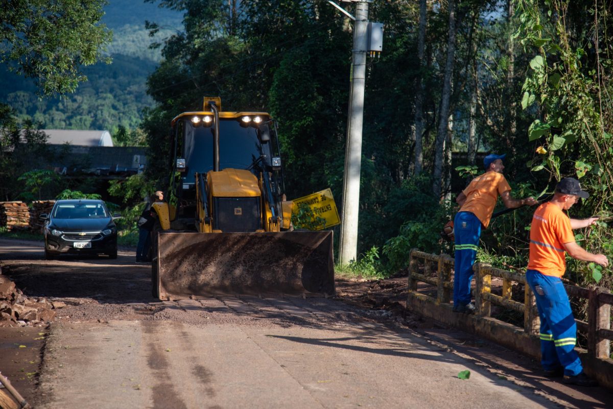 Prefeitura de Santa Cruz intensifica trabalho de recuperação de pontes e estradas no interior