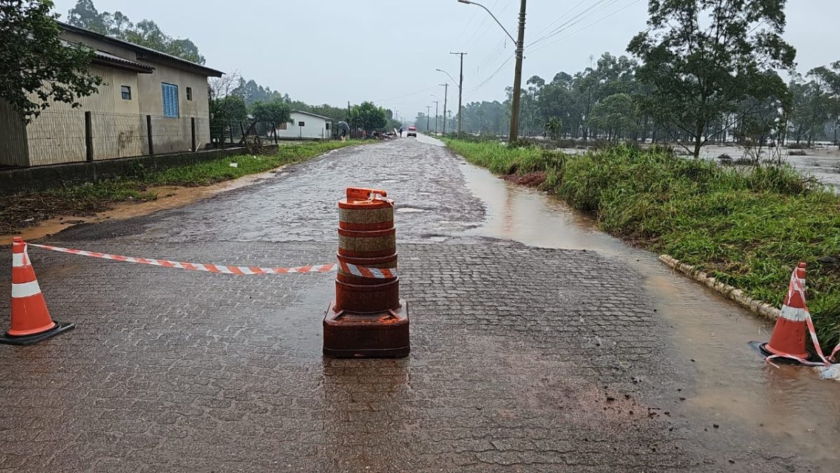 Defesa Civil monitora situação no Bairro Várzea e cerca de 50 moradores já deixaram suas residências