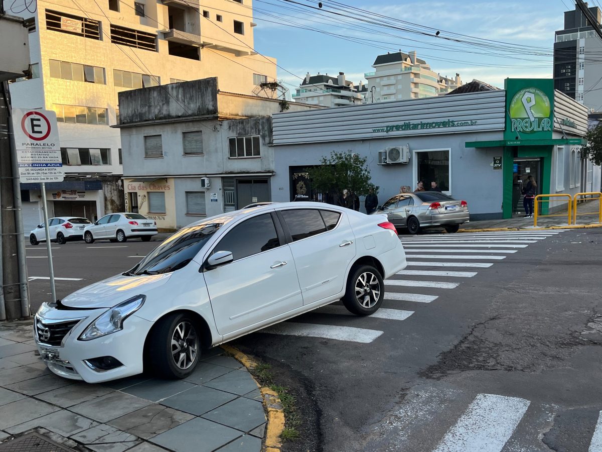 Colisão envolve dois carros na região central de Santa Cruz