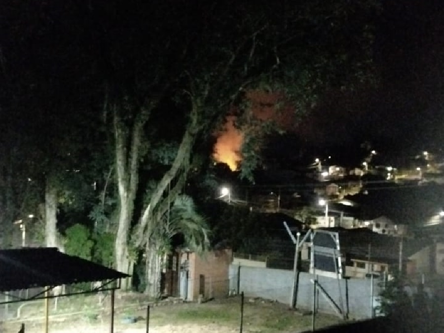 Residência é destruída por incêndio em Santa Cruz