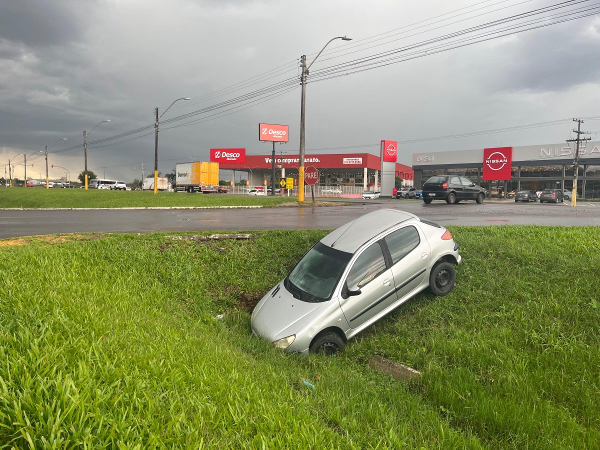 Carro sai da pista e cai em valeta em Santa Cruz