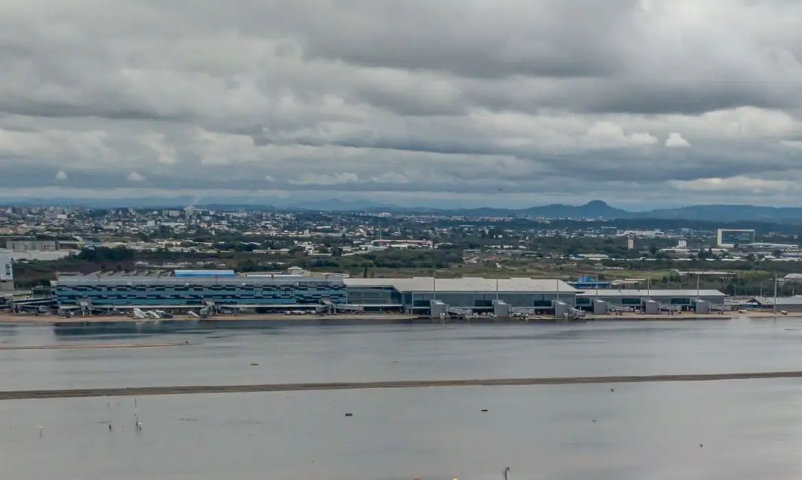 Aeroporto de Porto Alegre vai reabrir para embarque e desembarque em julho