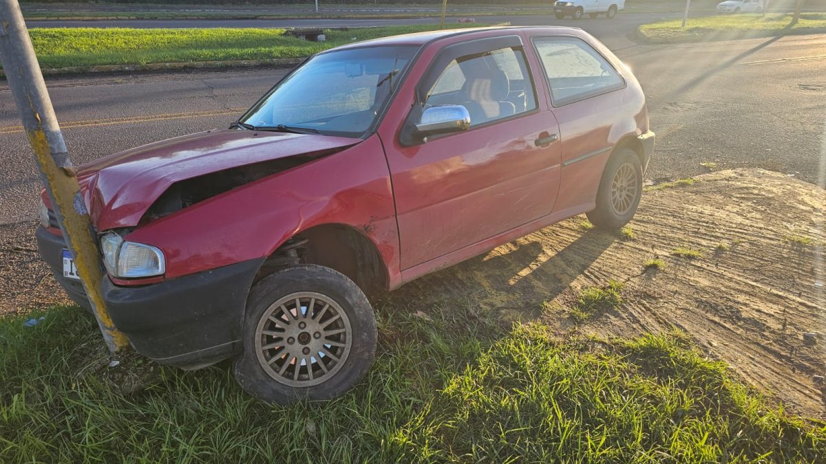 Carro perde controle e colide em poste no Distrito Industrial