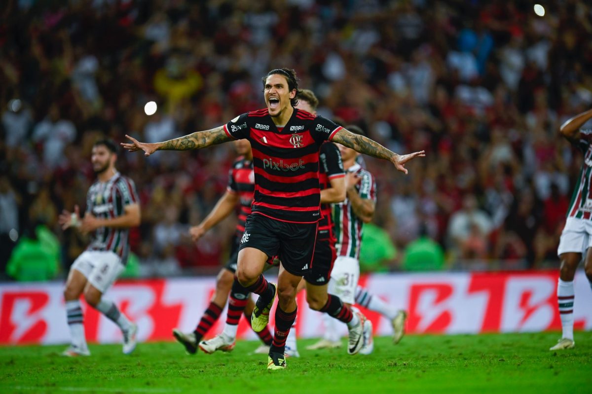 Flamengo vence Fla-Flu e segue líder do Brasileirão