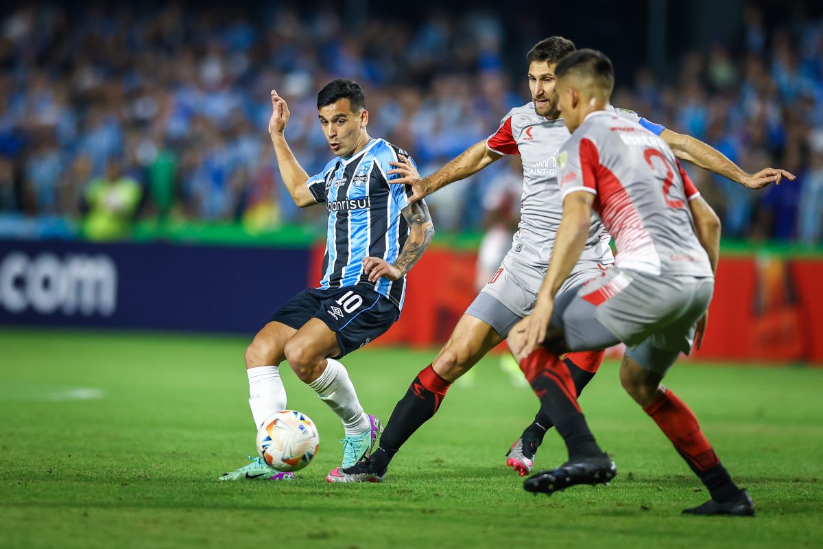 Grêmio empata com o Estudiantes e enfrenta o Flu nas oitavas