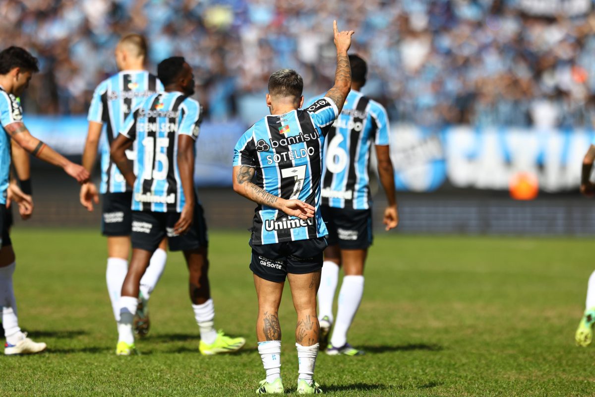 Grêmio supera o Vitória no Centenário