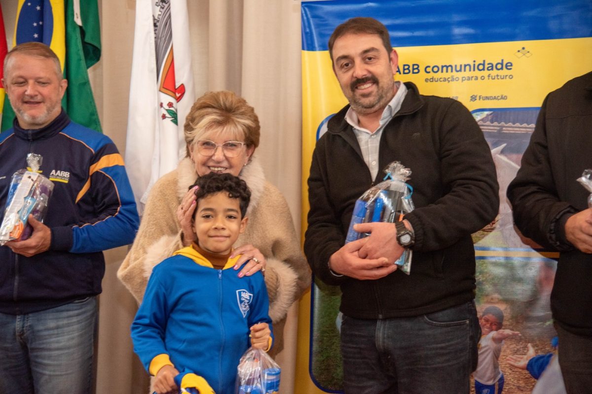 Crianças do Programa Integração AABB Comunidade recebem kits em Santa Cruz