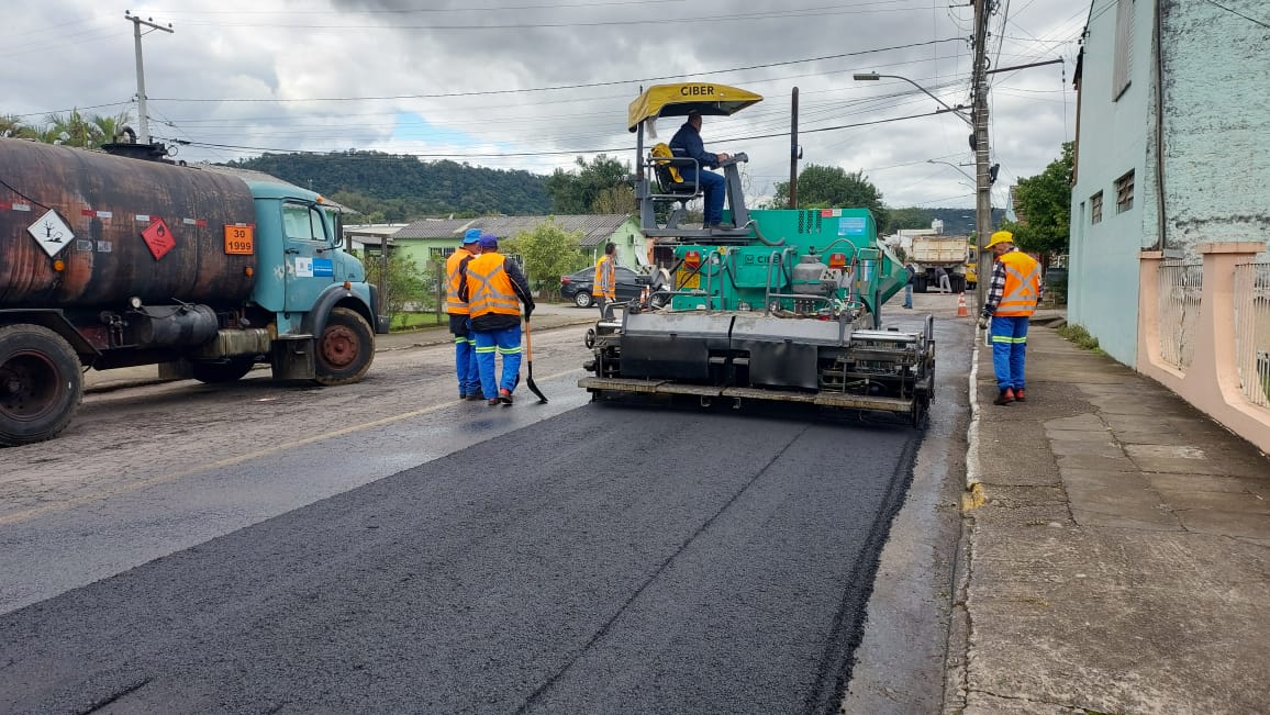 Prefeitura de Santa Cruz inicia recuperação asfáltica da Rua Afonso Bartz