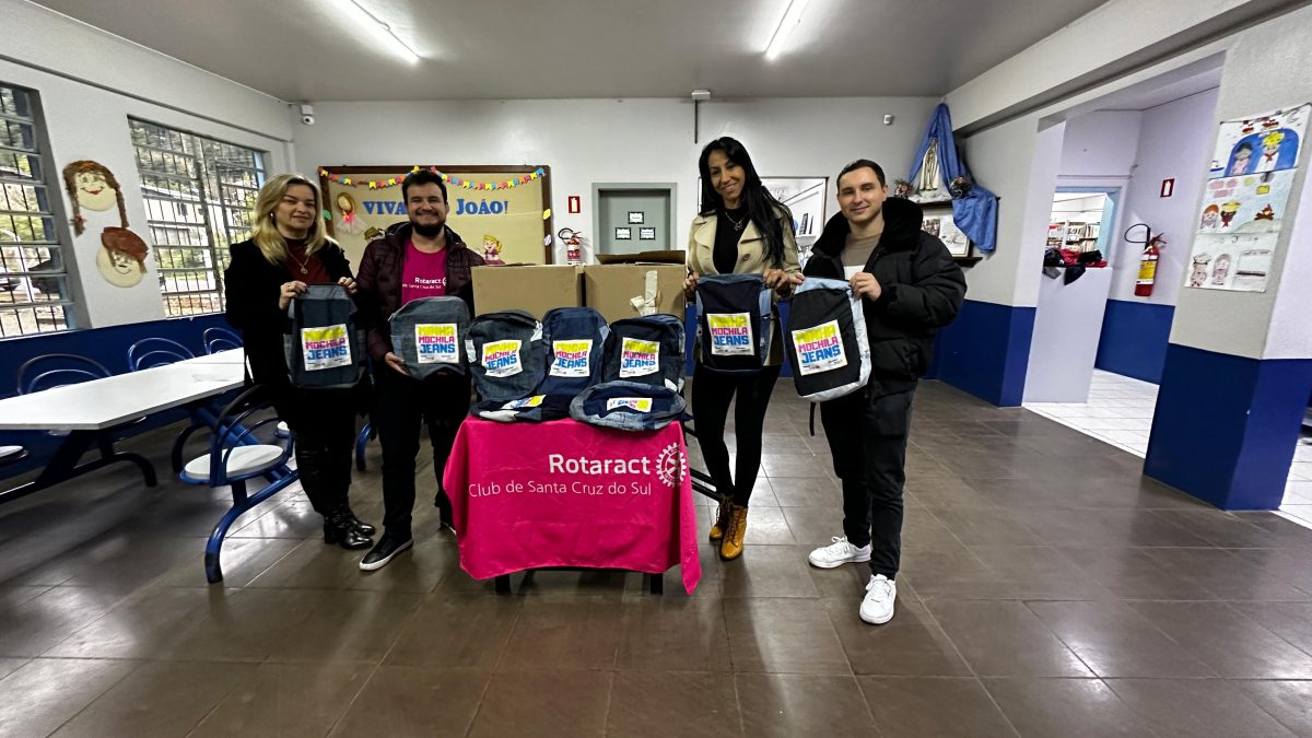 Rotaract ultrapassa a marca de mil mochilas doadas em projeto social