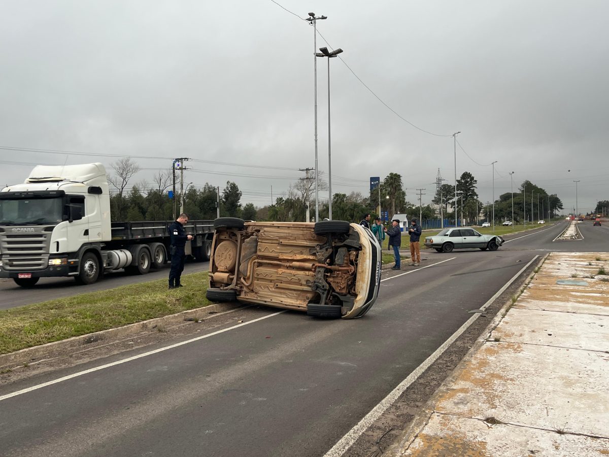 Colisão entre dois automóveis deixa uma idosa ferida na BR-471