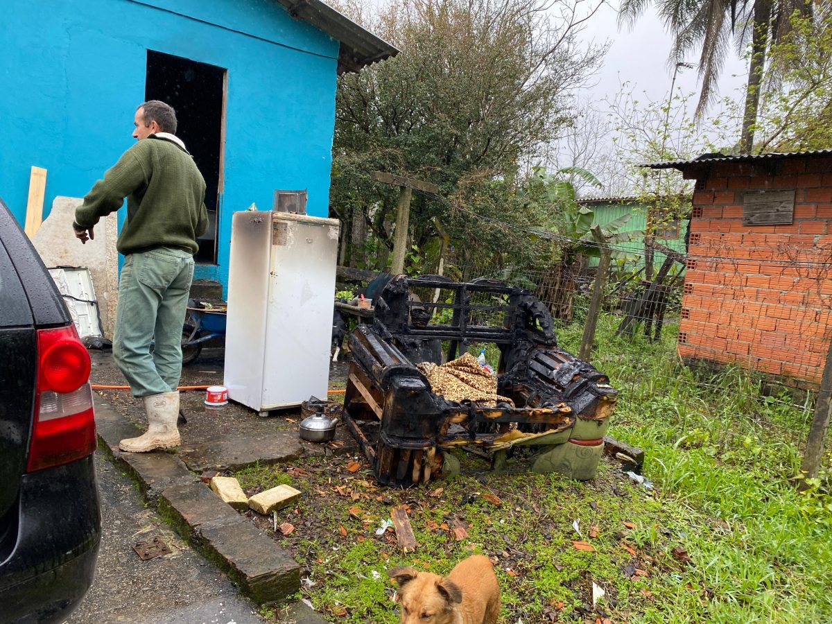 Fogão a lenha pode ter iniciado incêndio em casa no bairro São Francisco