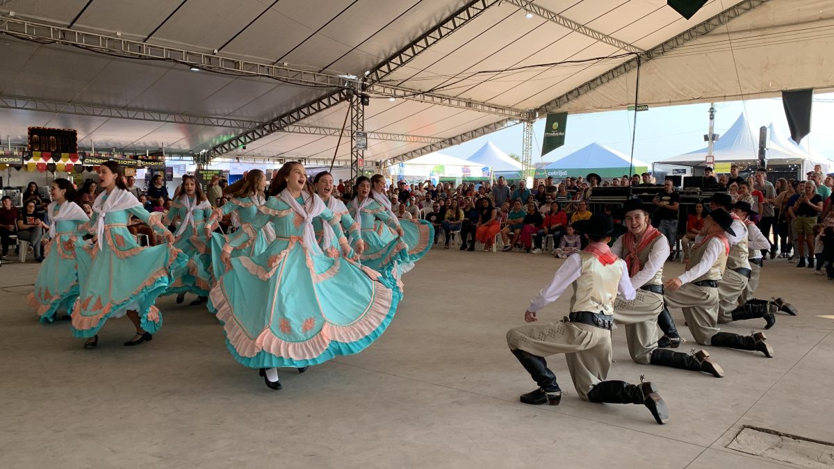 Danças gaúchas e germânicas realçam talentos na Feira da Produção