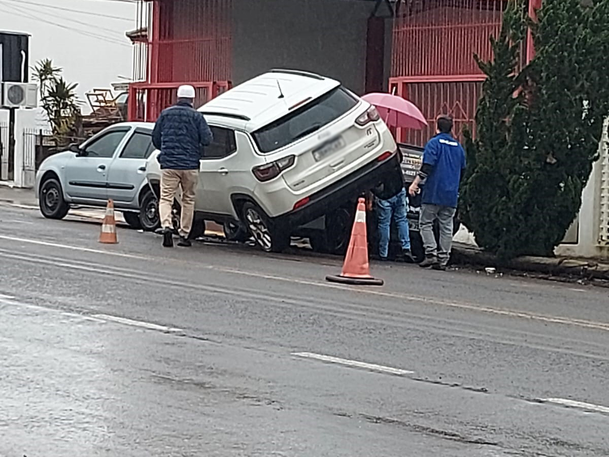 Colisão causa danos em três veículos no centro de Vera Cruz