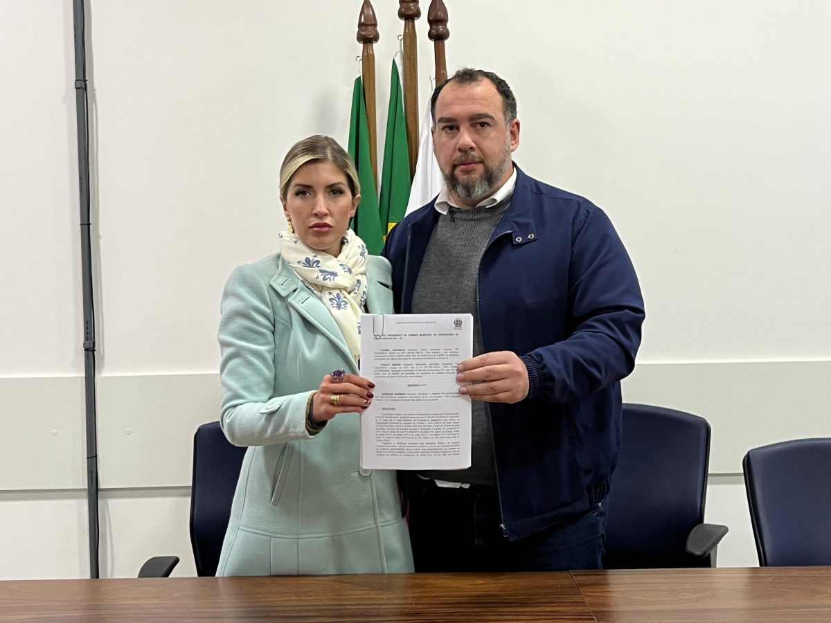 Nicole Weber e Leonel Garibaldi protocolam pedido de cassação do mandato de Henrique Hermany