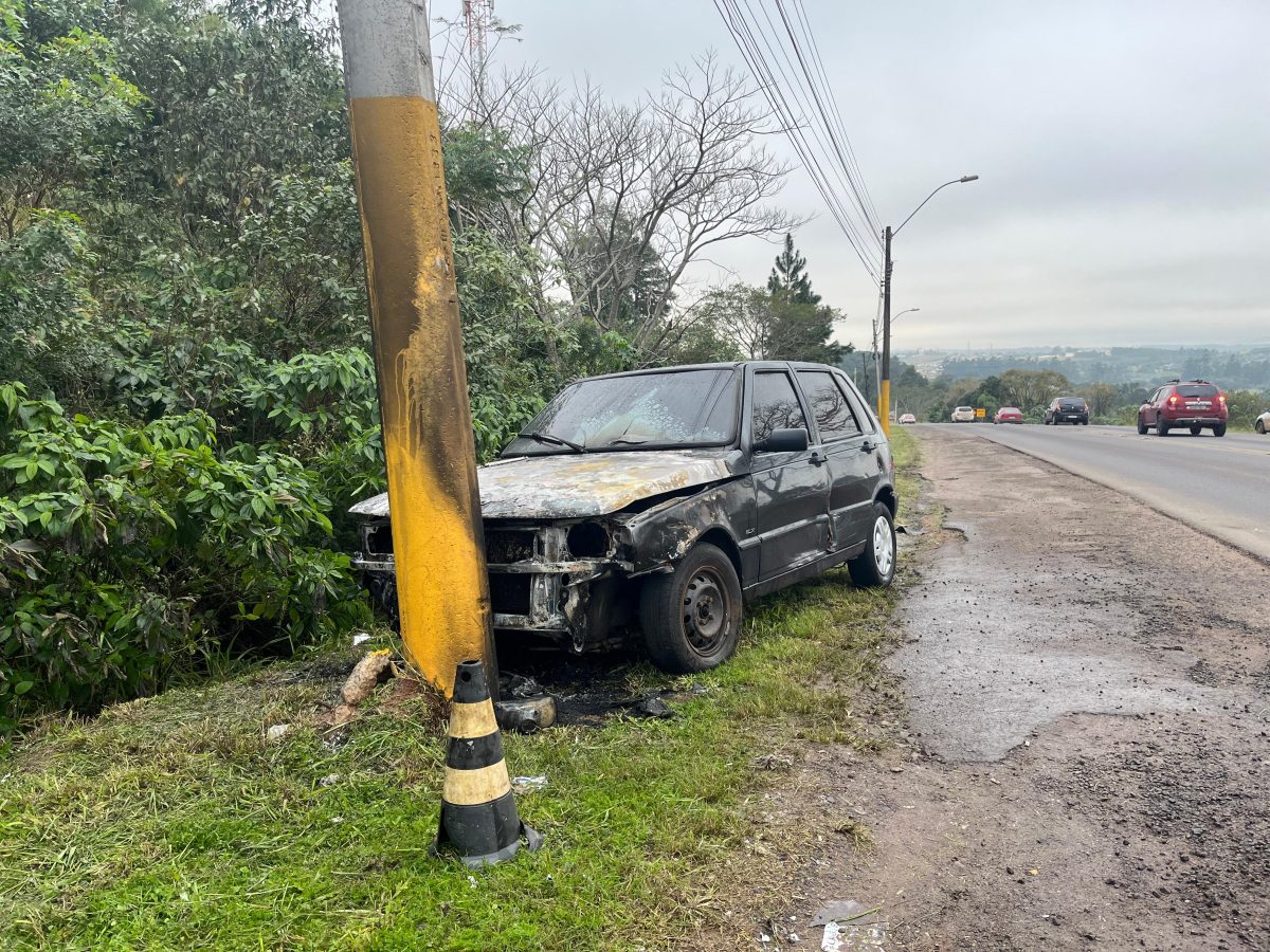 Uno pega fogo na BR-471 na manhã desta terça