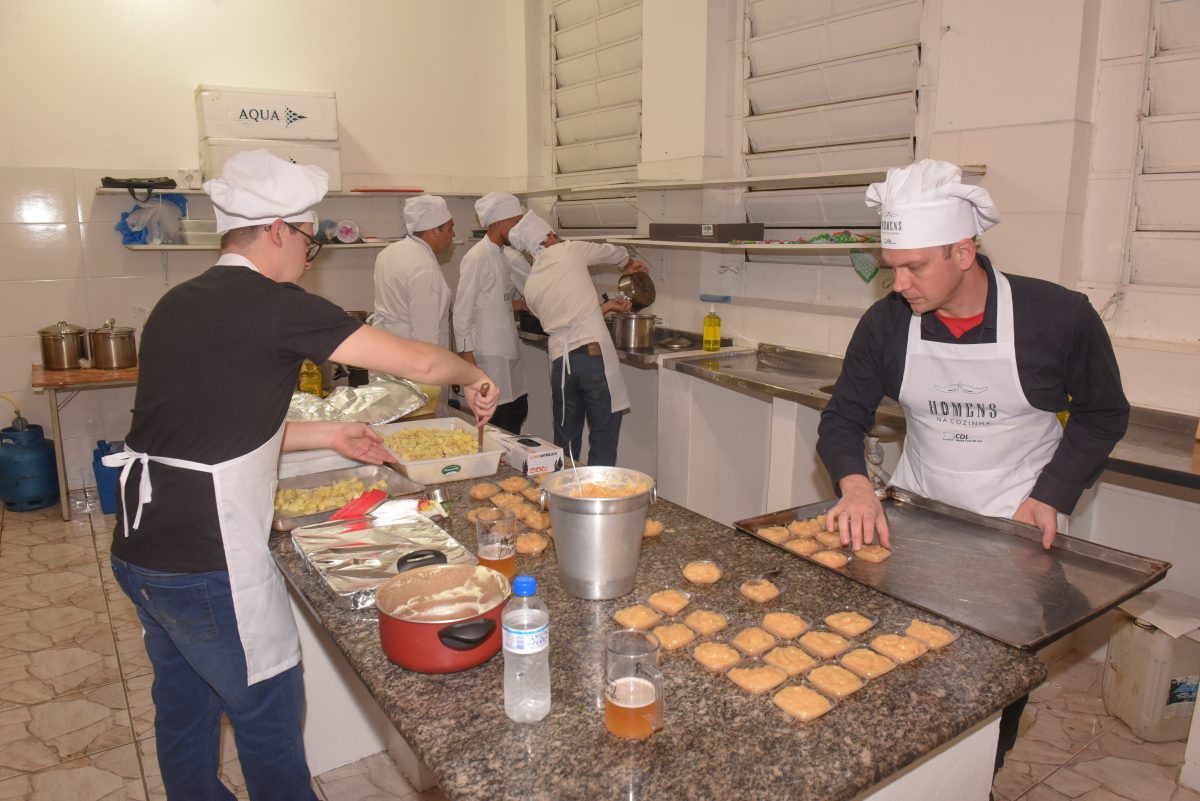 Homens na Cozinha define cardápios para evento solidário