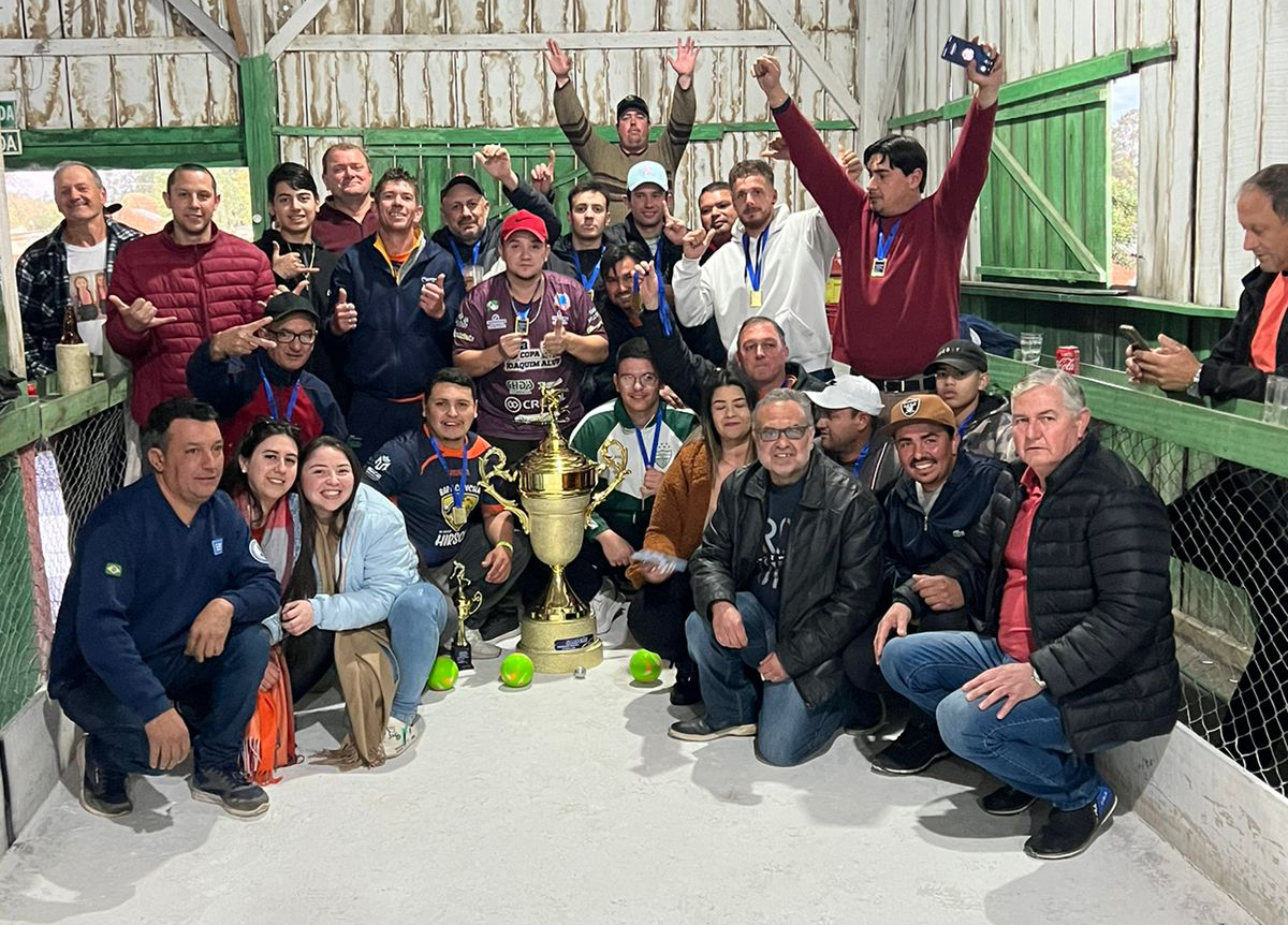 Bar Hirsch A é campeão da bocha e festeja com carreata em Vera Cruz