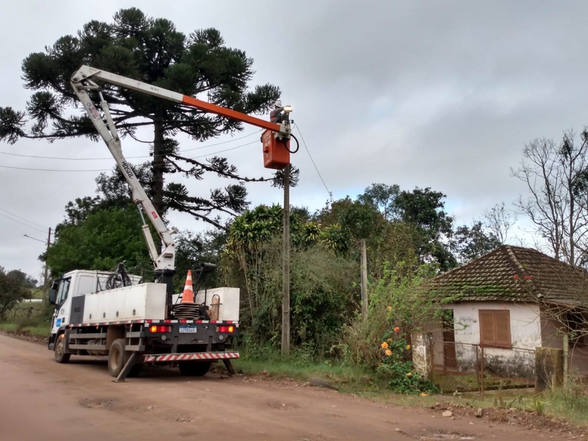 Secretaria de Obras realiza manutenção e substituição de lâmpadas em Santa Cruz