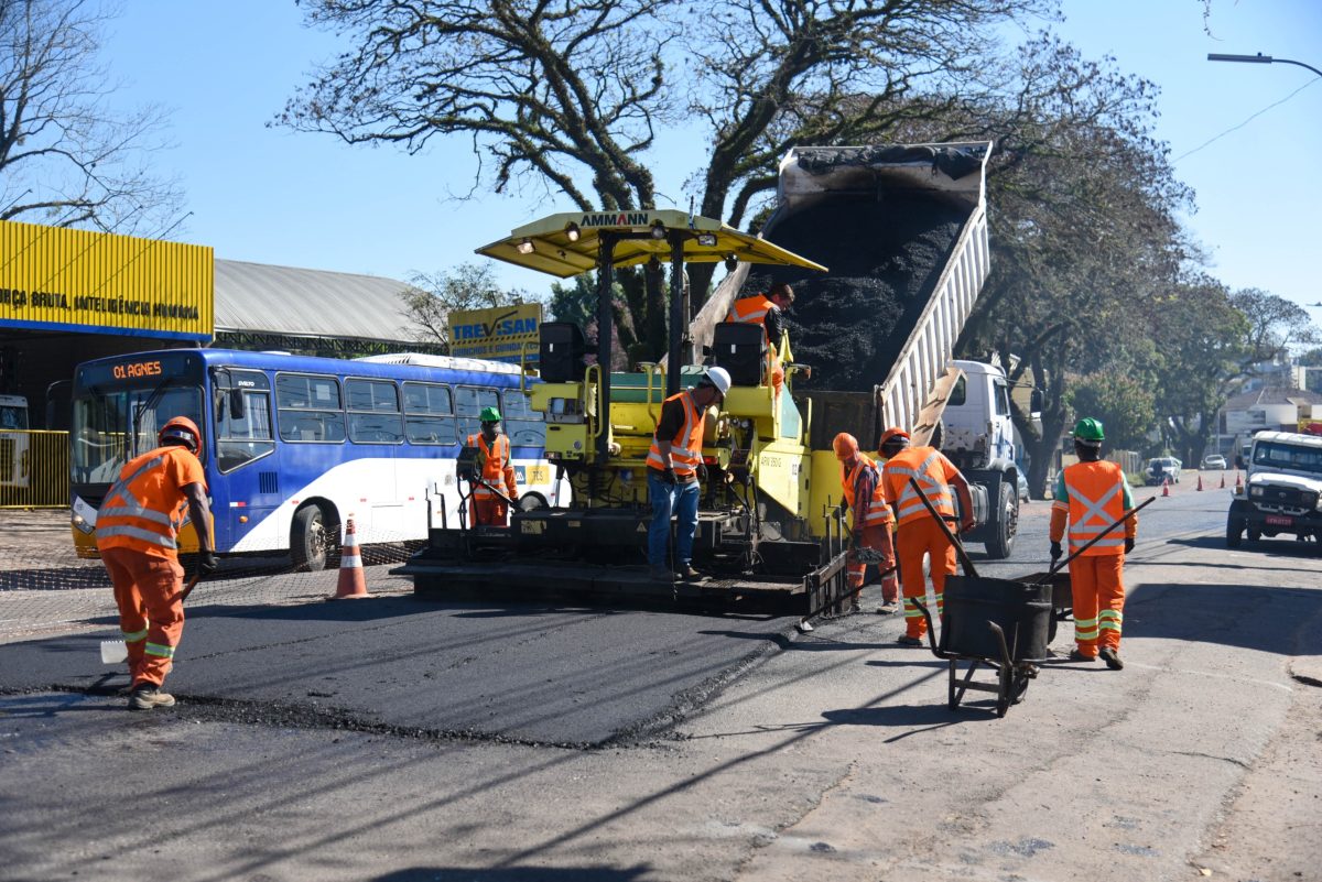 Santa Cruz implementa melhoria asfáltica na Avenida Independência