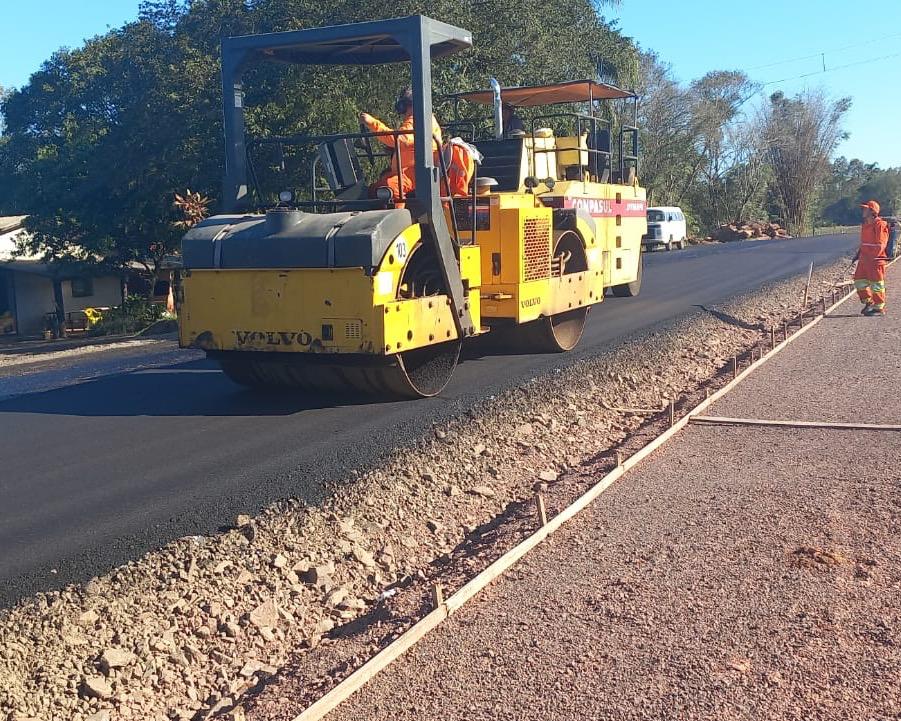 Estrada de Linha Hansel é bloqueada para obras de asfaltamento