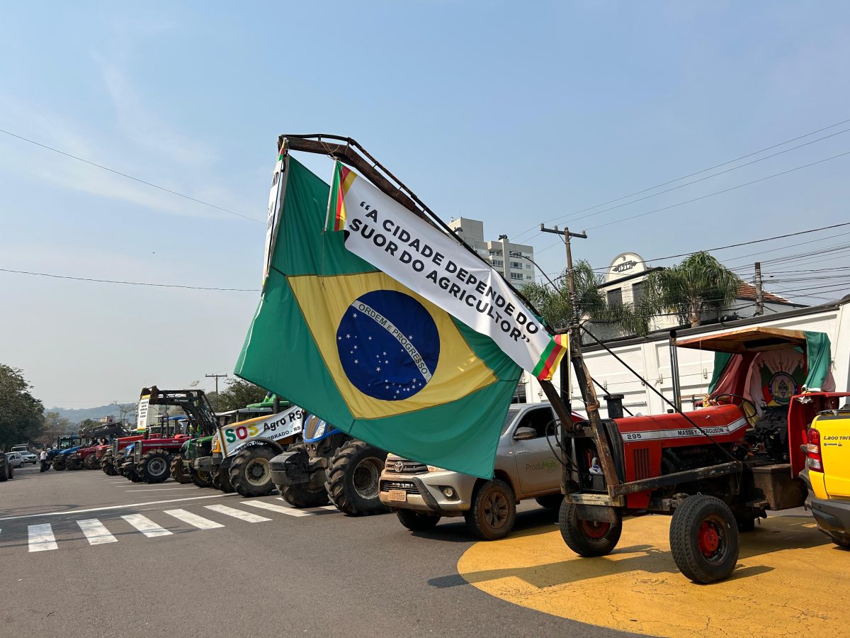 Mais de 70 tratores movimentam as ruas de Santa Cruz