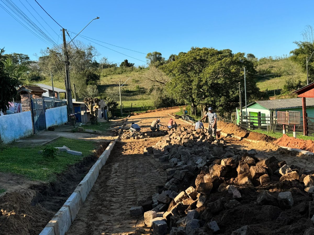 Ruas começam a ser calçadas com paralelepípedos retirados da Andrade Neves em Rio Pardo