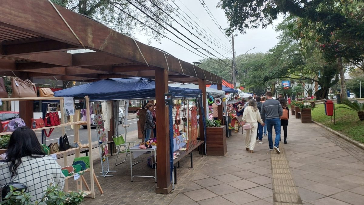 Feira da Arte leva 15 expositores à Praça da Bandeira