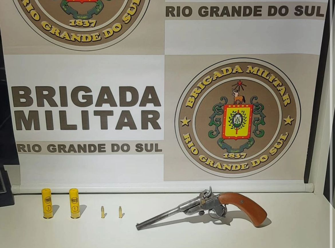 Policiais encontram arma após abordagem a veículo de Santa Cruz