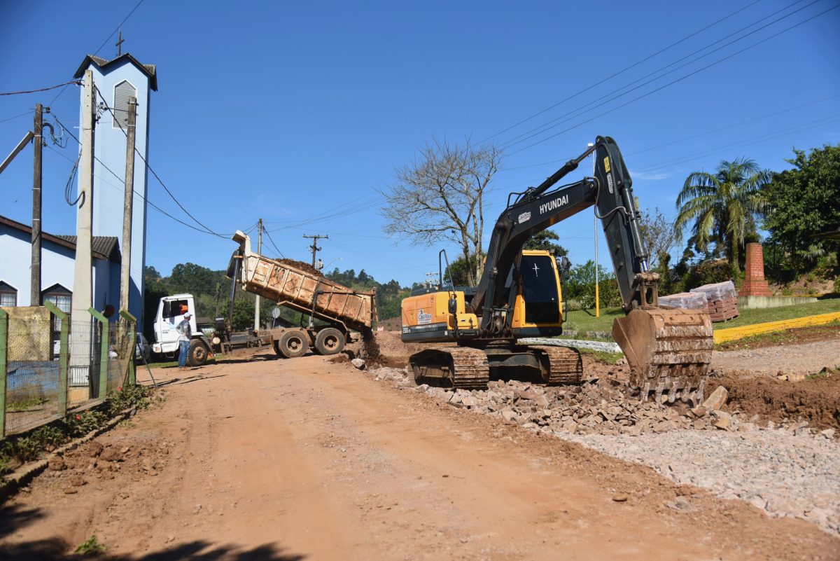 Servidores preparam via para pavimentação de trecho da estrada de Linha Saraiva