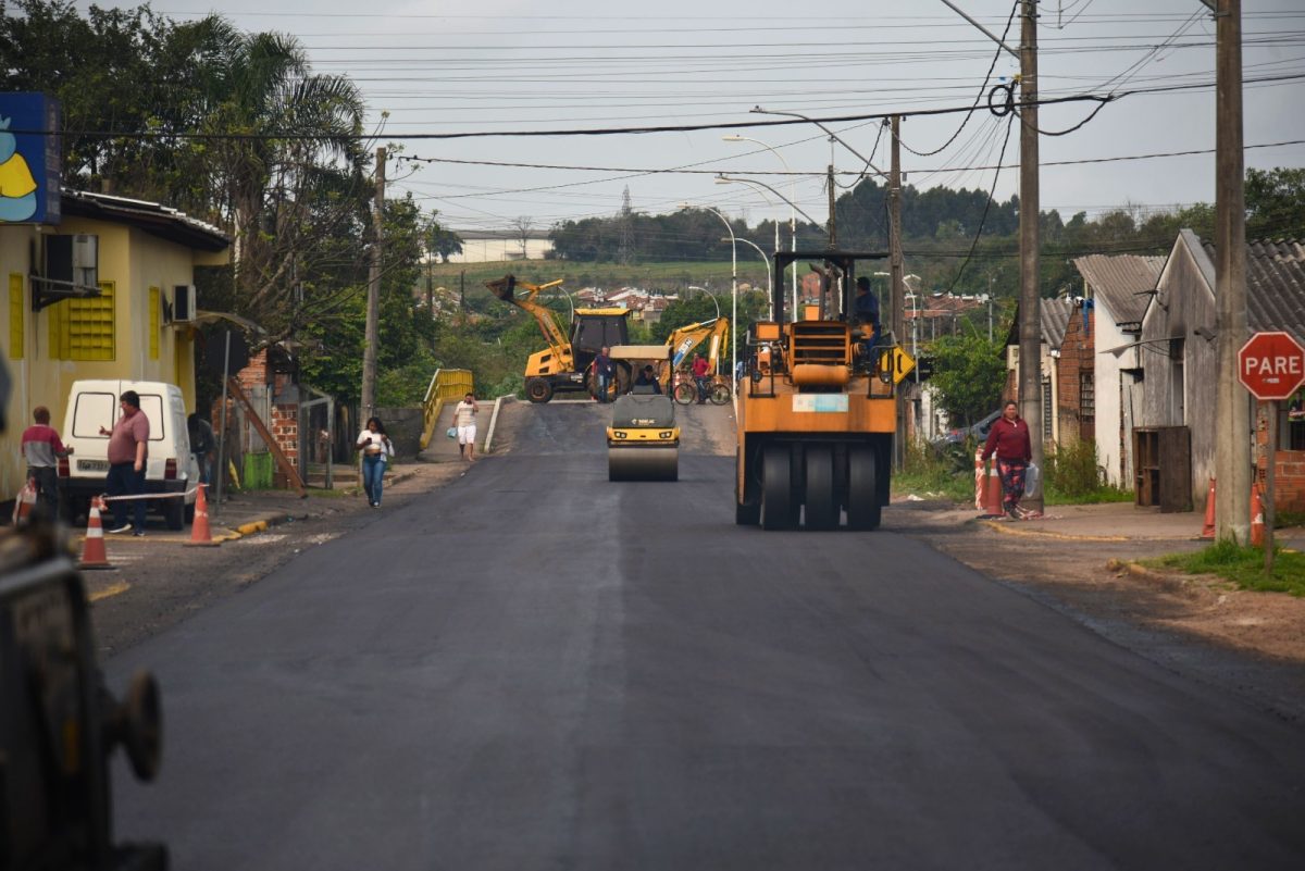 Secretaria de Obras inicia recapeamento de rua do Bairro Santa Vitória