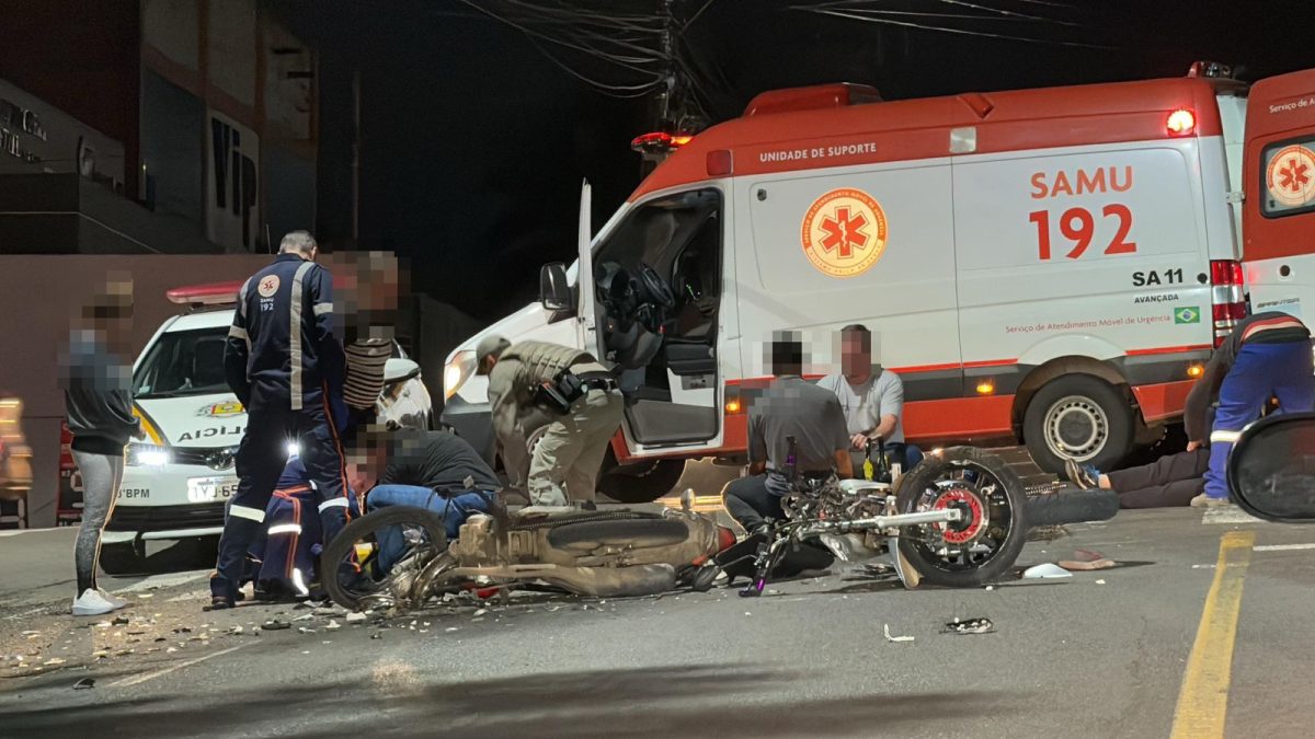 Motociclistas ficam gravemente feridos após acidente em Santa Cruz