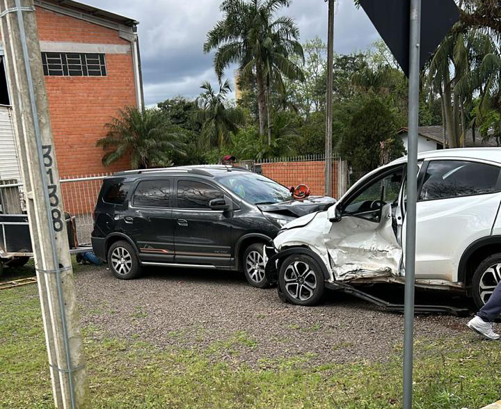 Em acidente no Acesso Dona Leopoldina, mulher de 22 anos tem traumatismo craniano