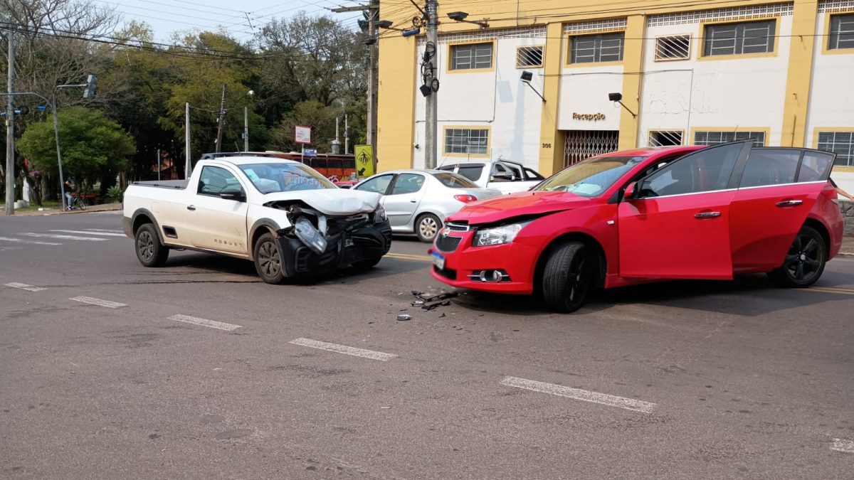 Acidente de trânsito resulta em danos materiais, no centro de Vera Cruz